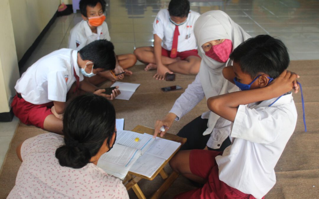 Reni Astuti Dampingi Siswa SD Belajar di Balai RW 05 Pucang Sewu