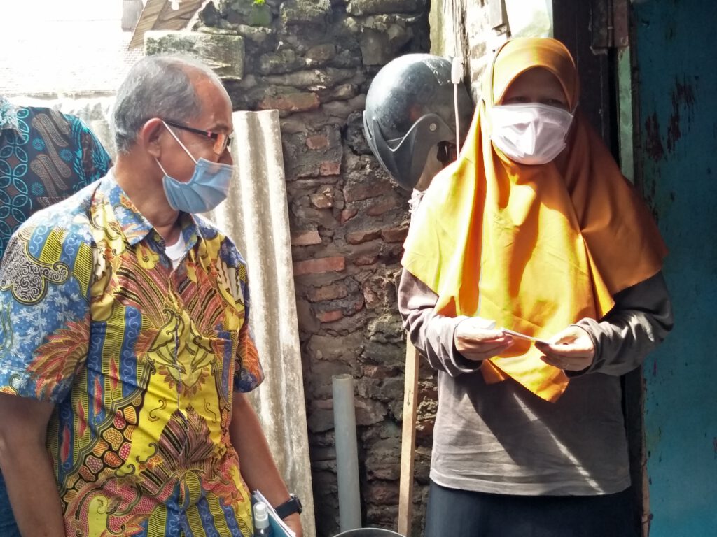 Reni Astuti membesuk kediaman salah seorang warga Bumiarjo yang belum mendapat bantuan sosial