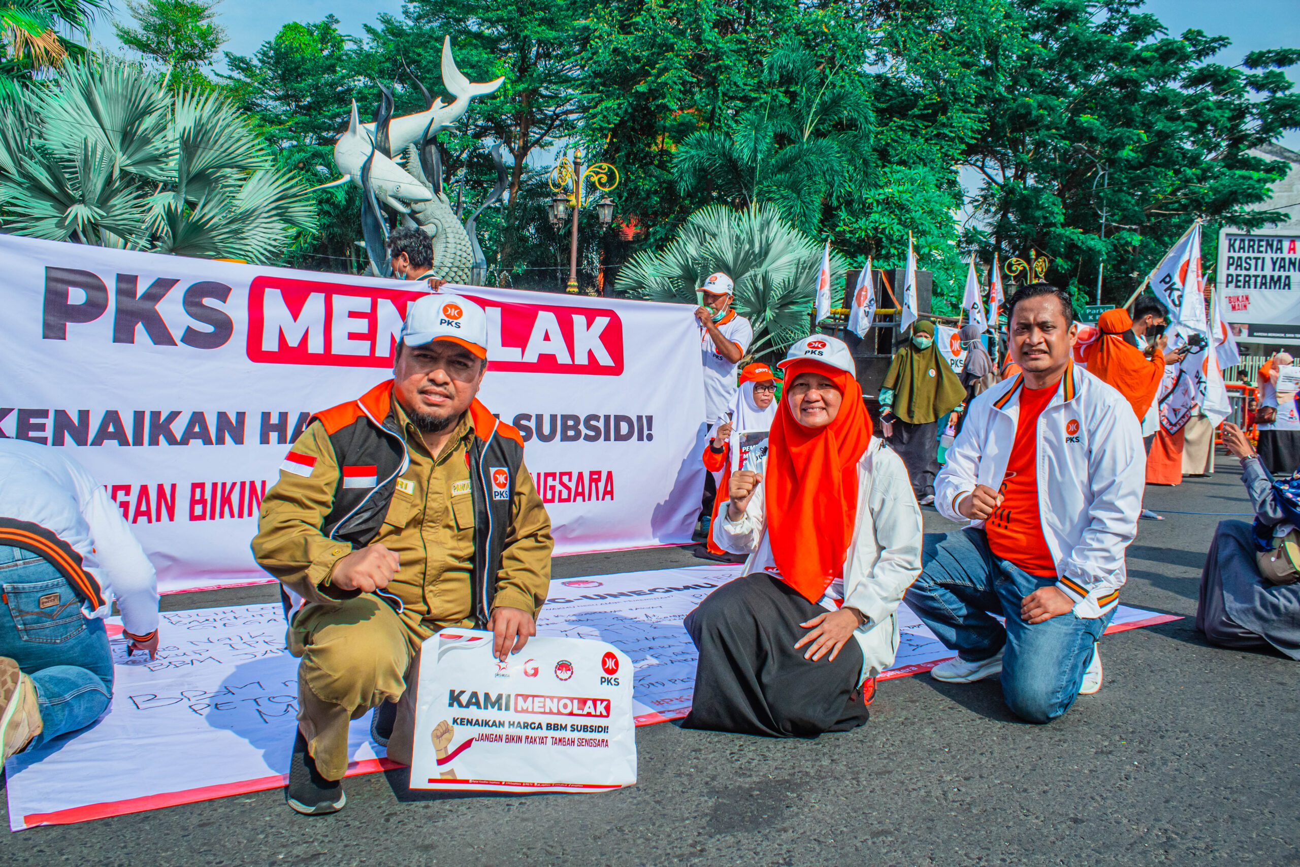 Gelar Aksi Flashmob, Legislator PKS Turun Jalan Bentangkan Poster, Reni Astuti: PKS bersama rakyat