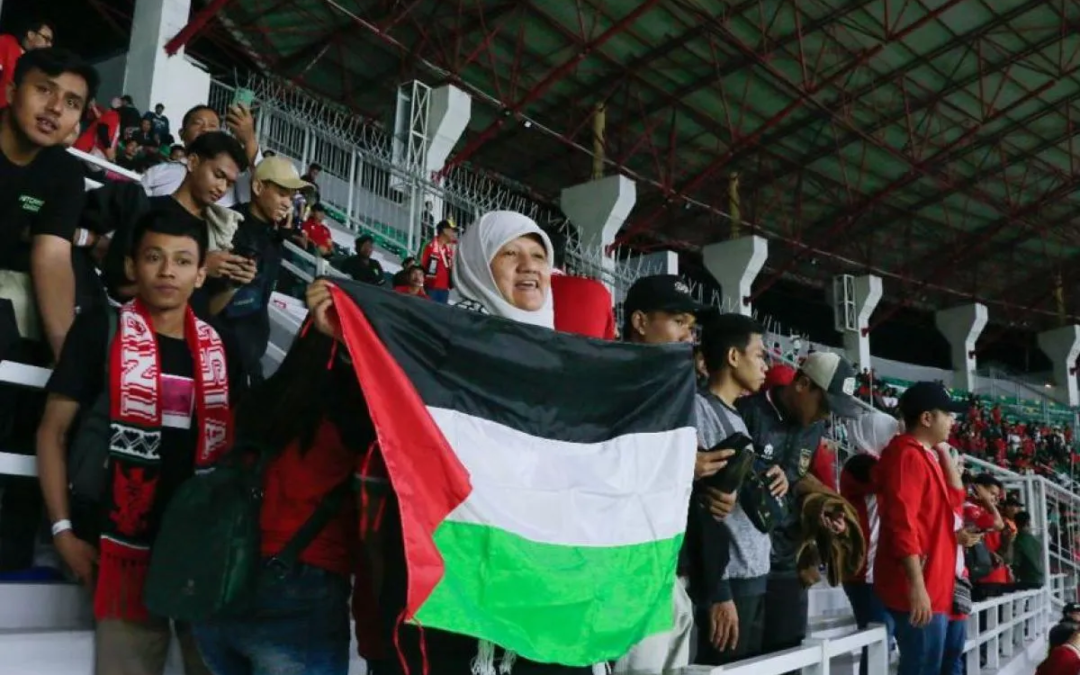 Dukung Timnas Indonesia Bertanding, Reni Astuti Bentangkan Bendera Palestina: Momen Solidaritas Dukung Kemerdakaan Palestina
