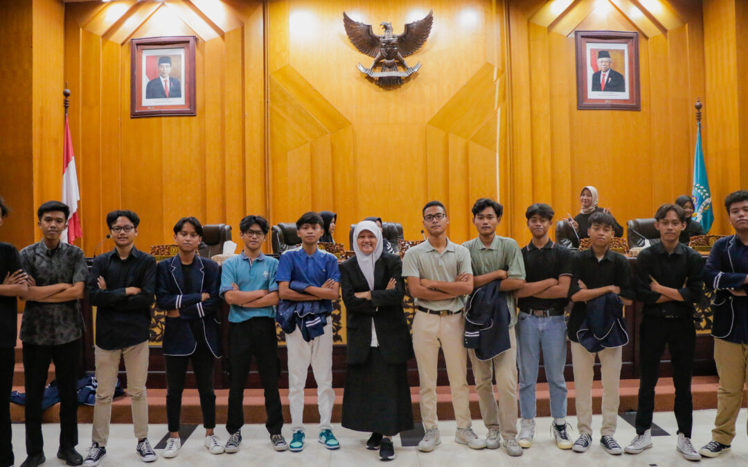 Baca artikel detiknews, “Dana Beasiswa Kuliah Ditambah, DPRD Surabaya: Siapa Pun Bisa Lulus Sarjana”