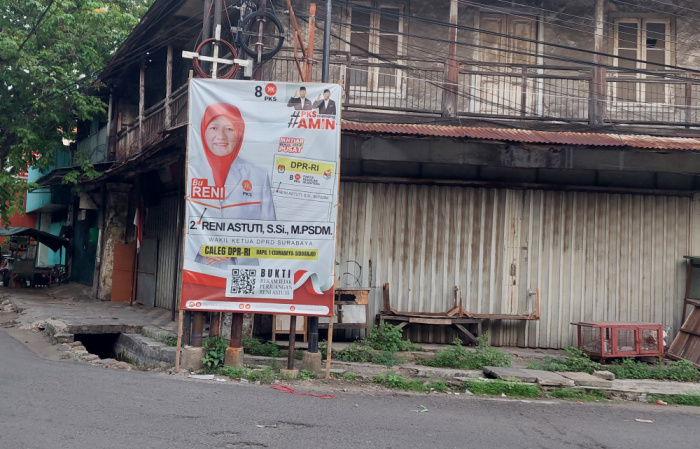 Alat Peraga Kampanye Reni Astuti Jadi Perhatian Warga Surabaya